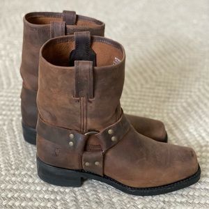 New Men’s Frye Harness 8R Gaucho Boot, brown, size 9